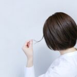 夏から秋にかけては抜け毛の季節！？原因と今からできるケア方法